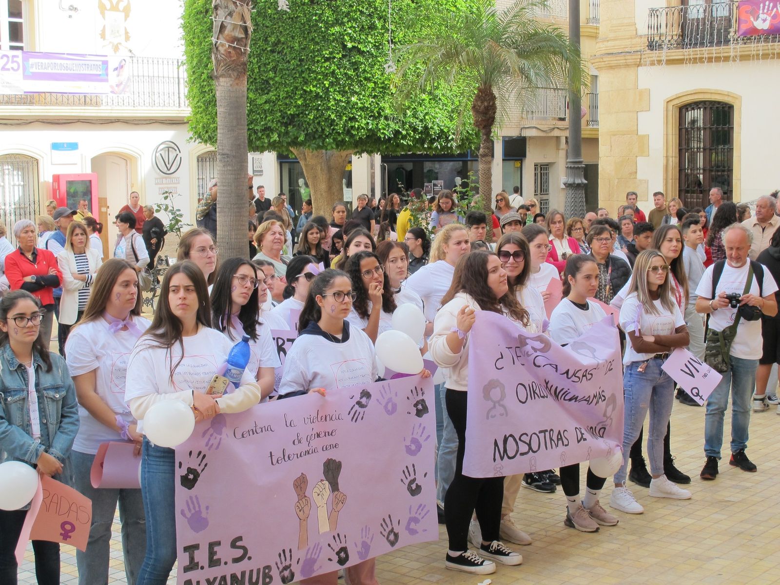 Vecinos y vecinas de Vera han portado pancartas reivindicativas