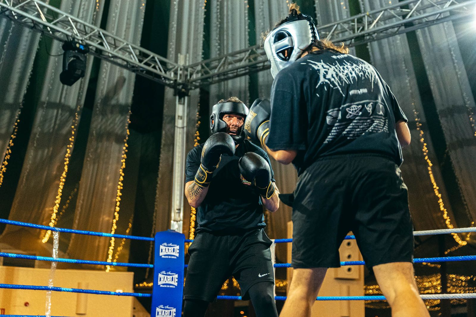 En imágenes: golpes solidarios en una impresionante White Collar Boxing