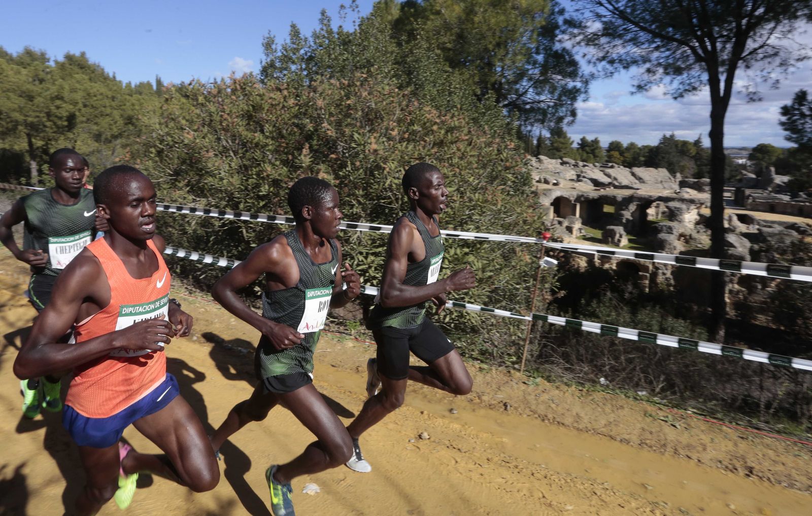 Una imagen del cross de hace dos ediciones, a su paso por el anfiteatro romano de Itálica.