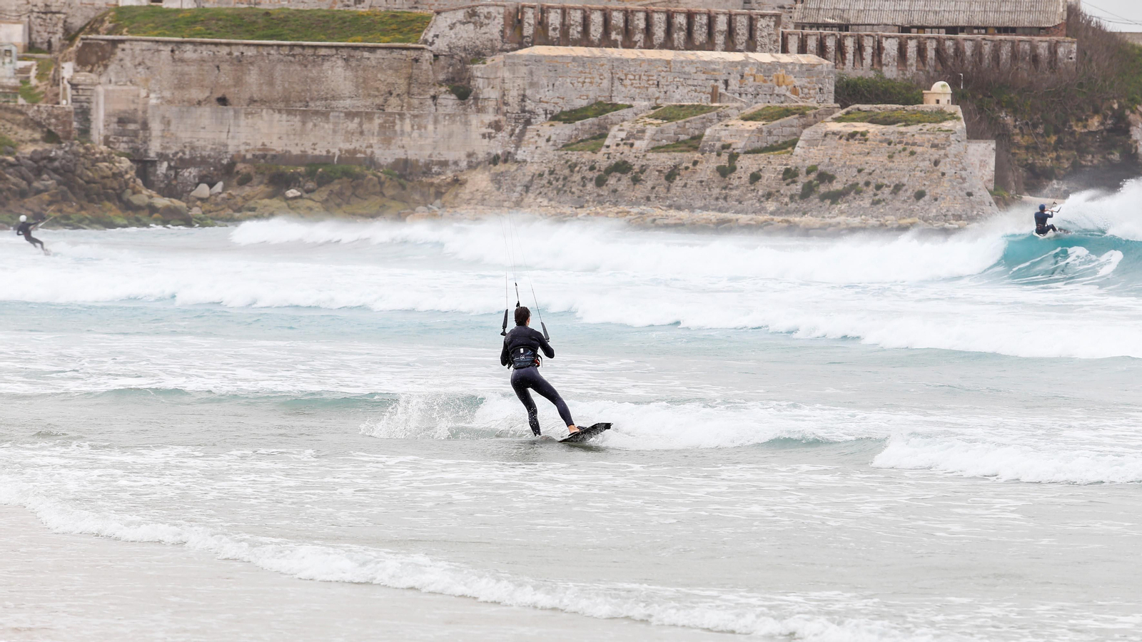 Un día de levante en Tarifa, en imágenes