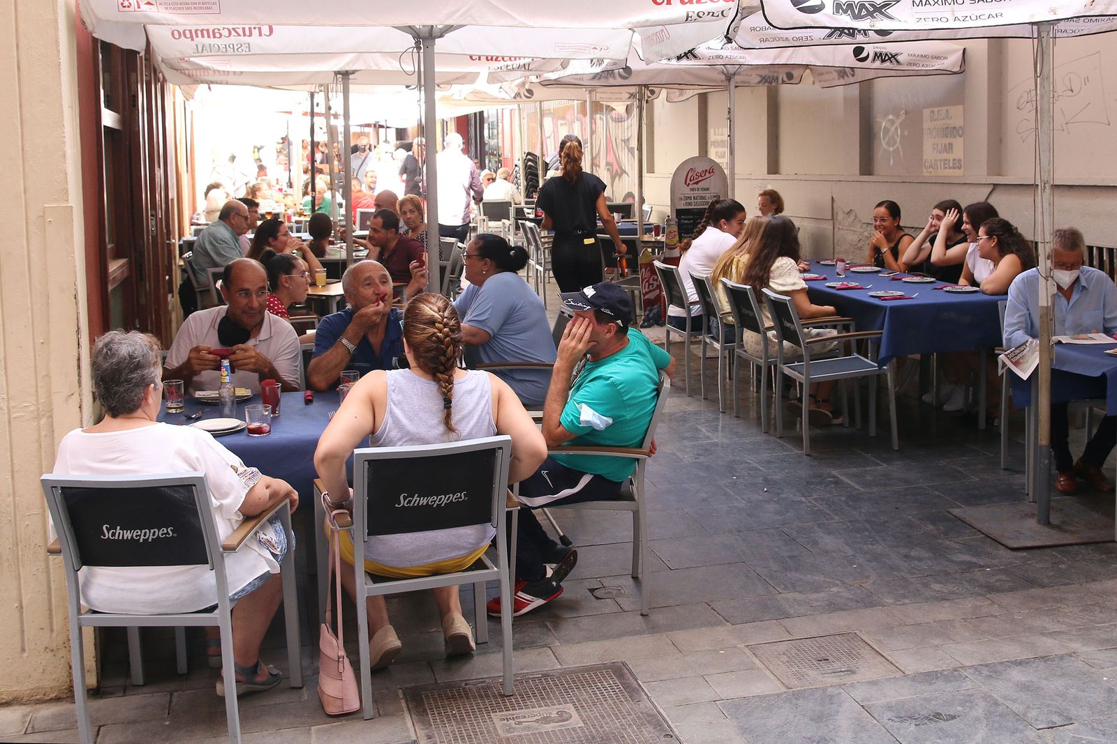 Los almerienses disfrutan de un mediodía de tapas en una de las calles más concurridas del centro.