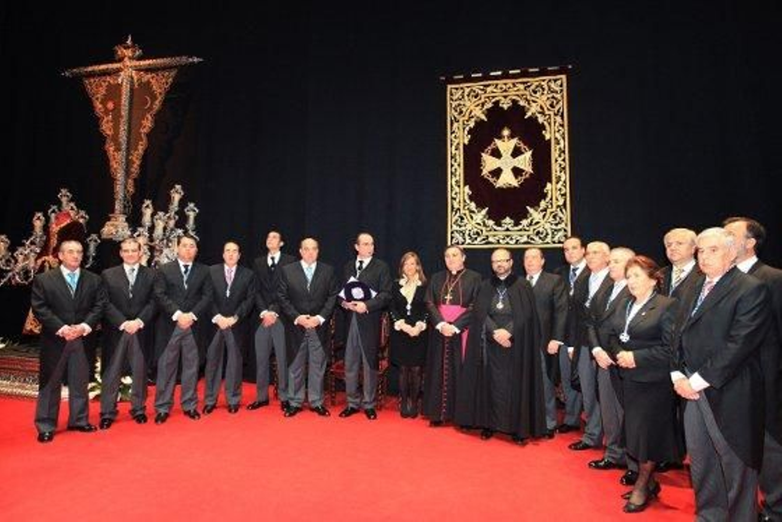 José Juan Gallardo ofreció un magnífico Pregón de Semana Santa en el Villamarta. Ampliamente aplaudido, el pregonero hizo de su condición flamenca uno de los ejes de la obra que declamó durante dos horas.

Foto: Vanesa Lobo