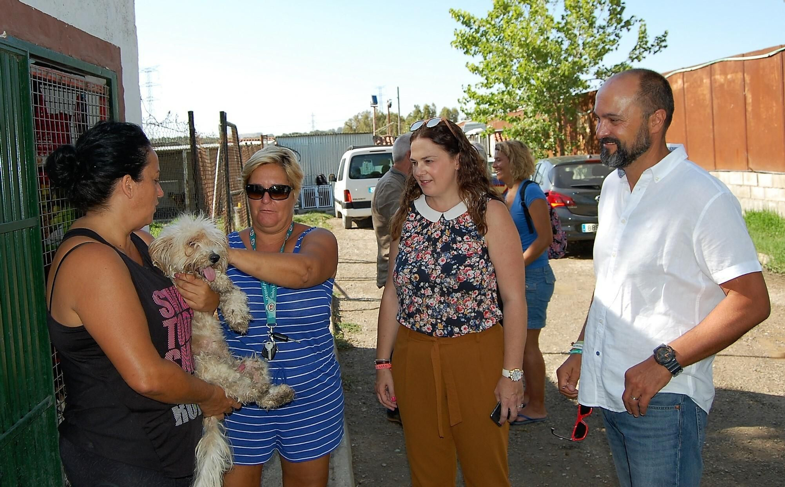 Alconchel, junto a responsables de SOS Perrera Los Barrios