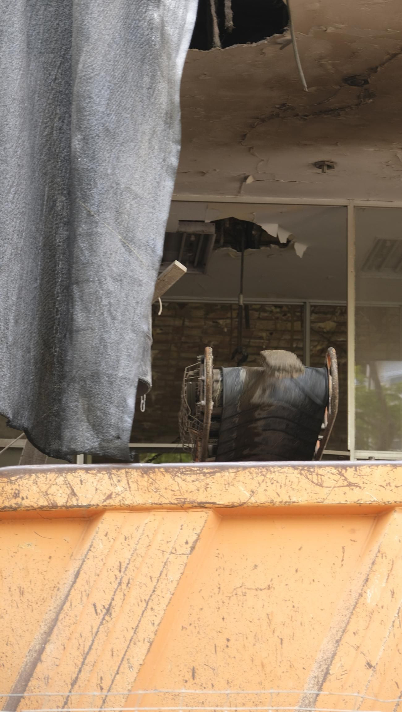 Las mejores imágenes del derribo de la oficina central de Correos en Almería