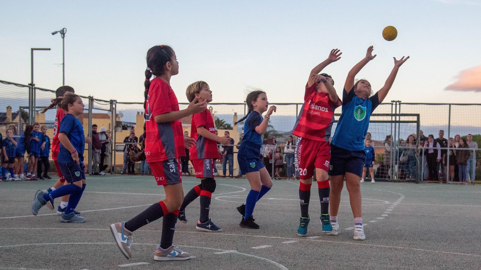 La fotos de los Juegos Municipales de Balonmano en el colegio Los Pinos