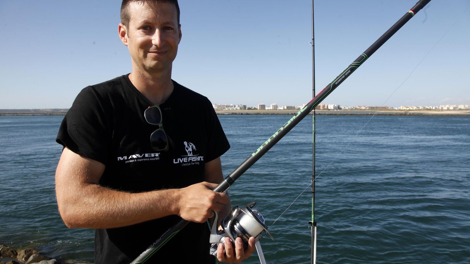 Antonio Correa en el espigón de Punta del Moral