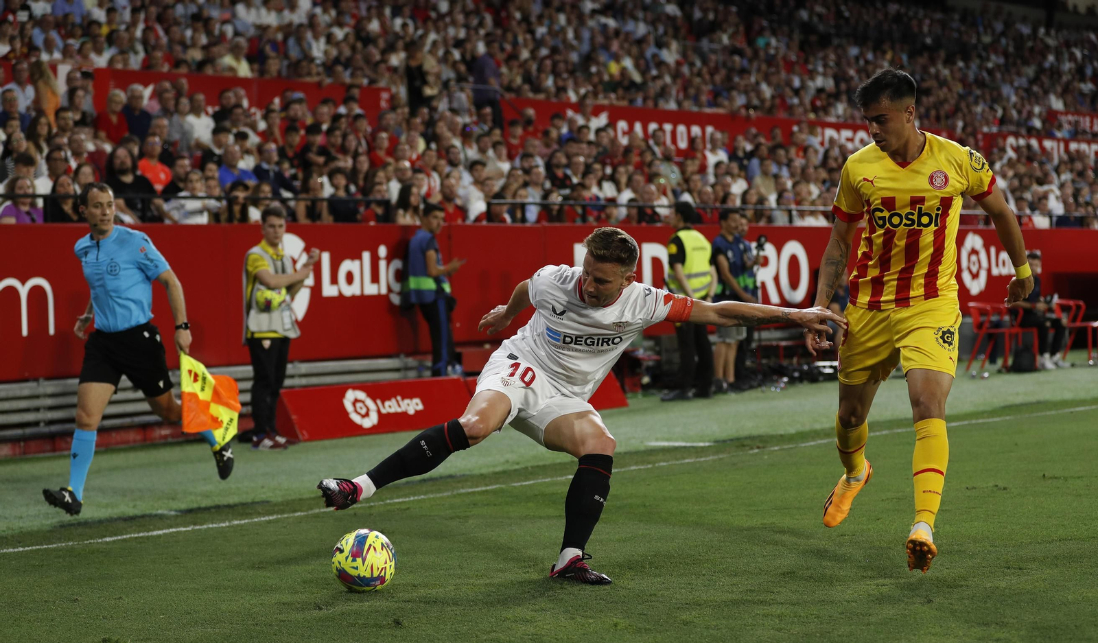 Rakitic intenta recortar hacia dentro ante Miguel Gutiérrez.