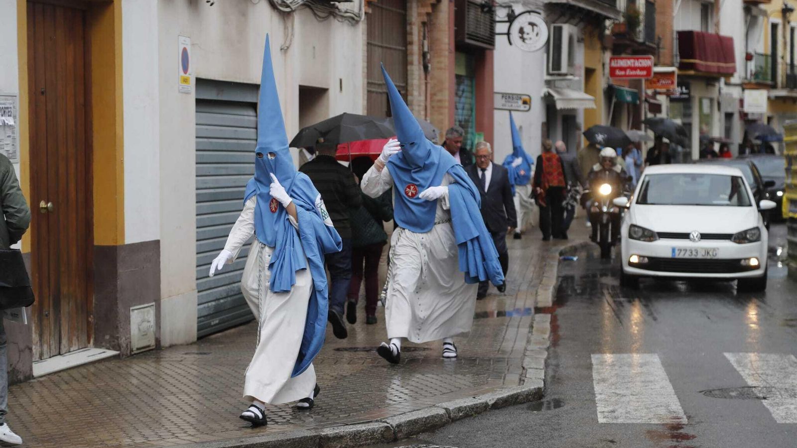 Dos nazarenos de San Esteban se dirigen a su templo.
