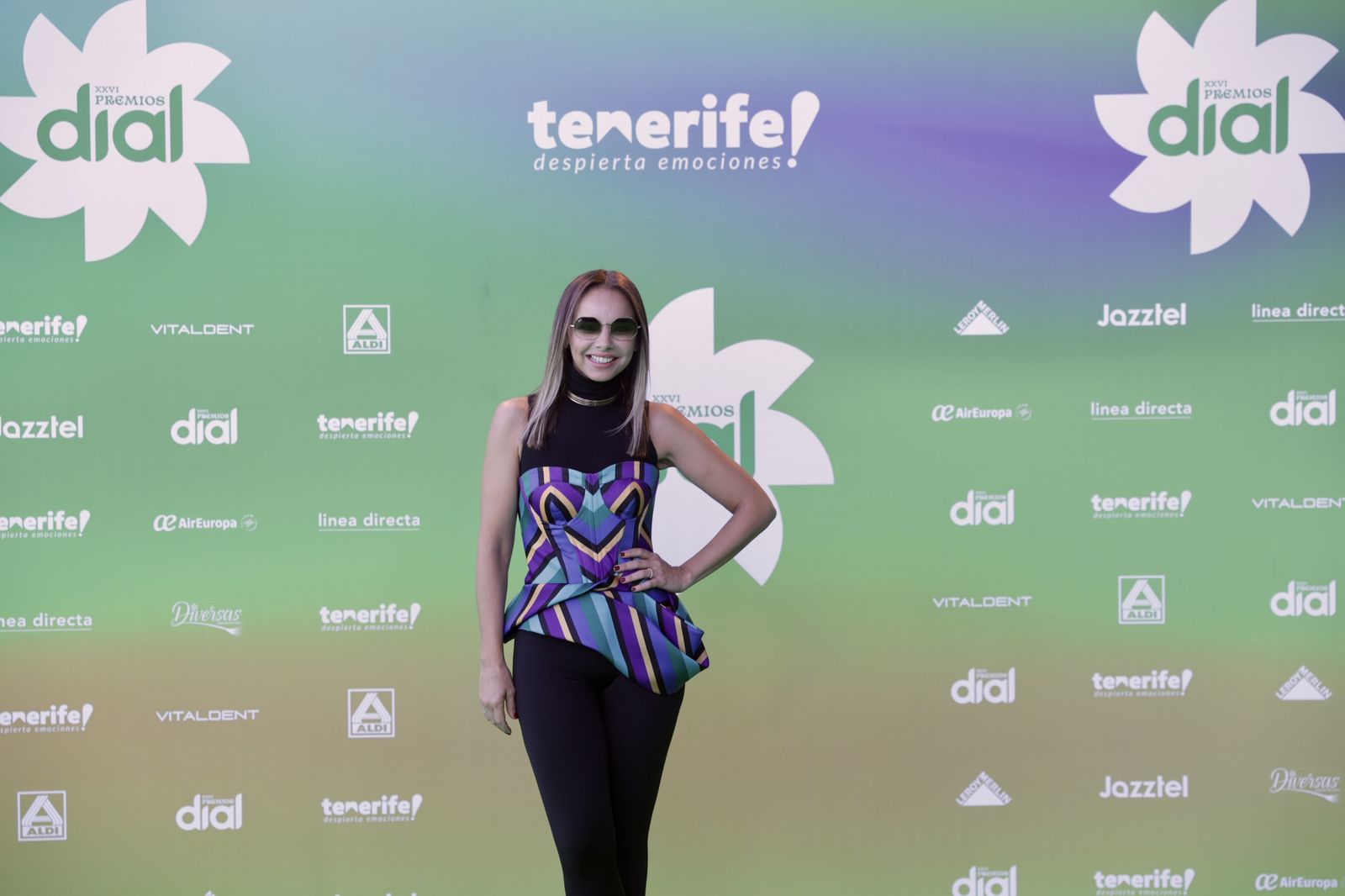 Cheoa en la alfombra verde de los premios Dial