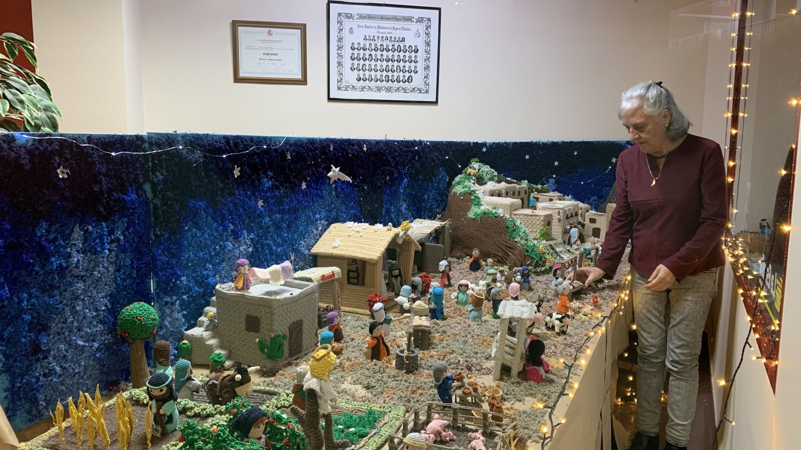 Mari Carmen colocando algunas de las figuras