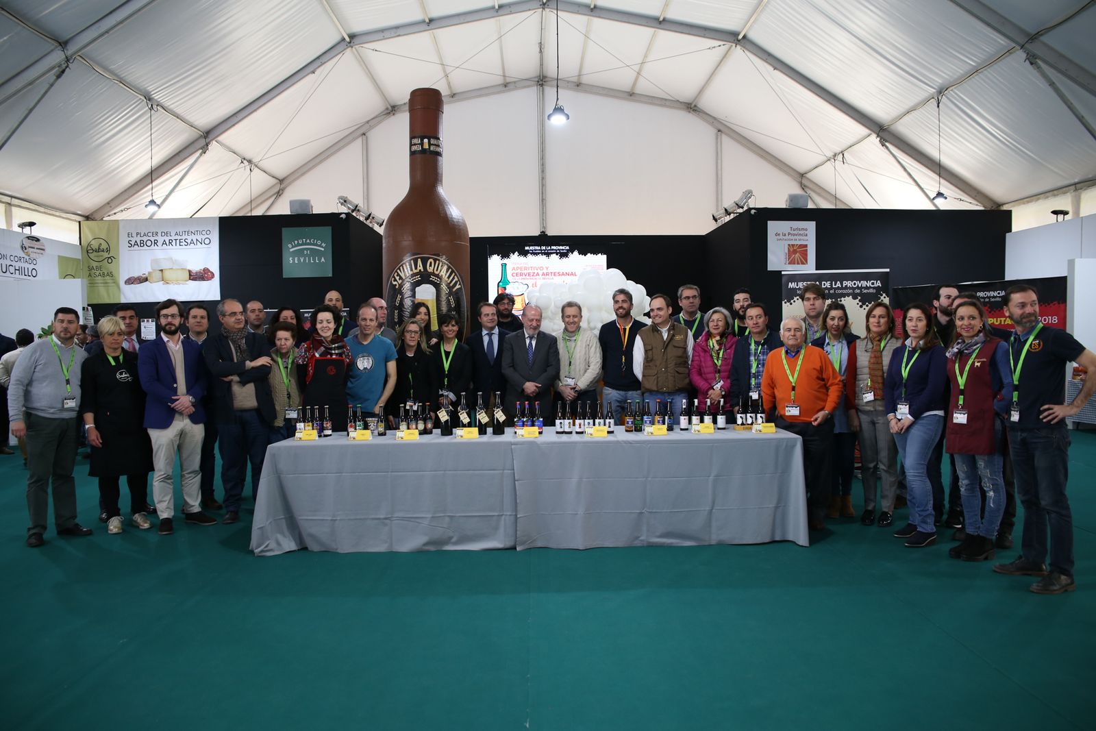Villalobos con los participantes de la primera Feria del Aperitivo y la Cerveza Artesanal.