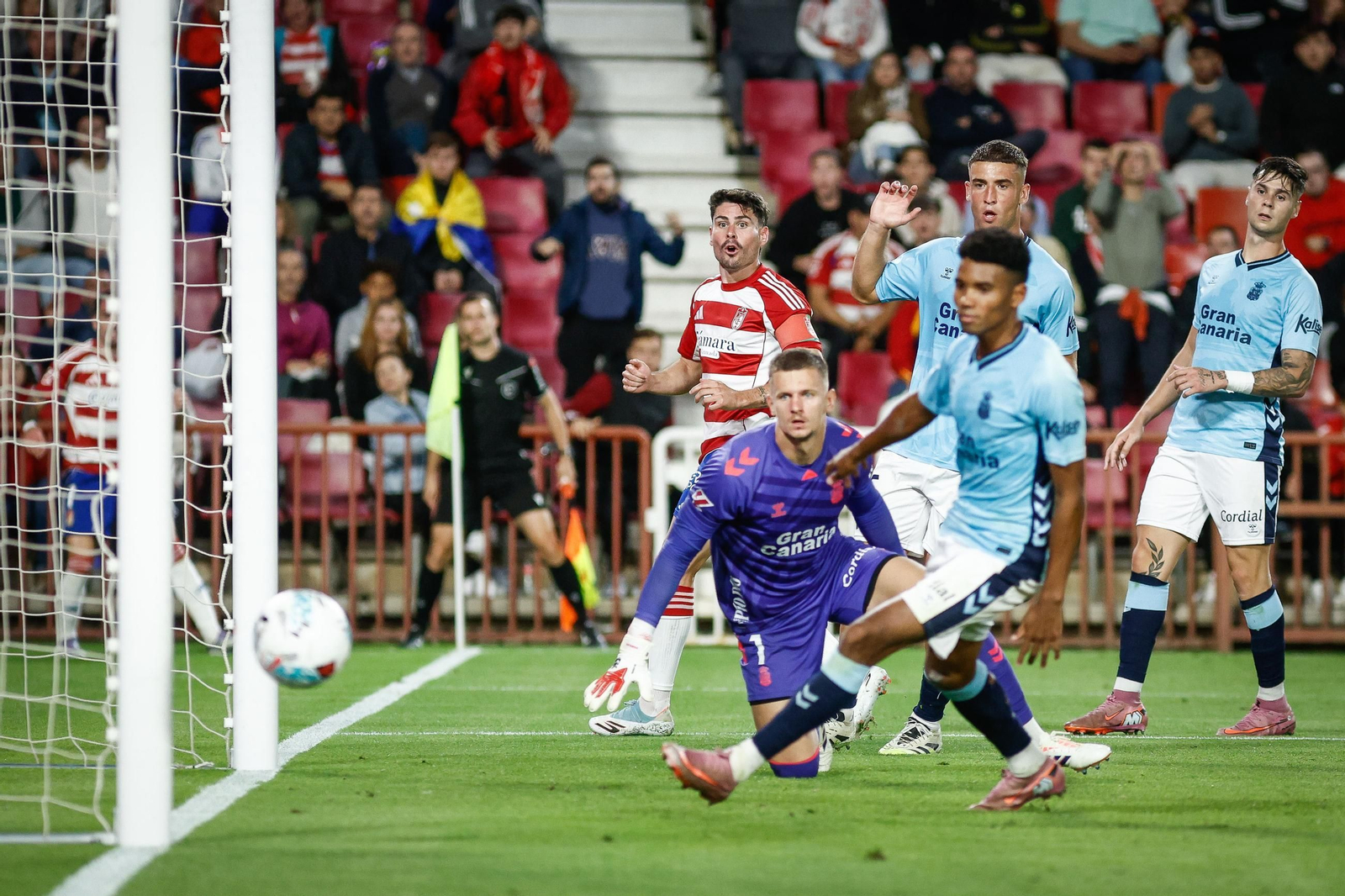 Momento en que Sergio Ruiz está a punto de marcar de tacón para el Granada