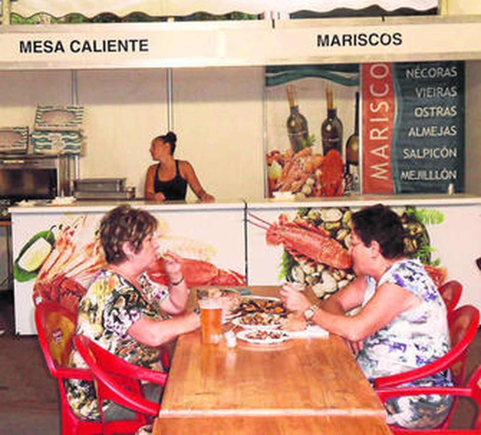 Unas mujeres degustando marisco ayer en Marbella.
