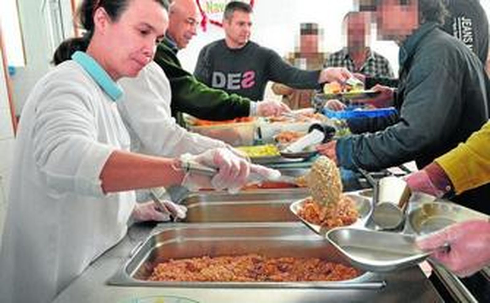 Reparto de alimentos en el Comedor del Salvador.