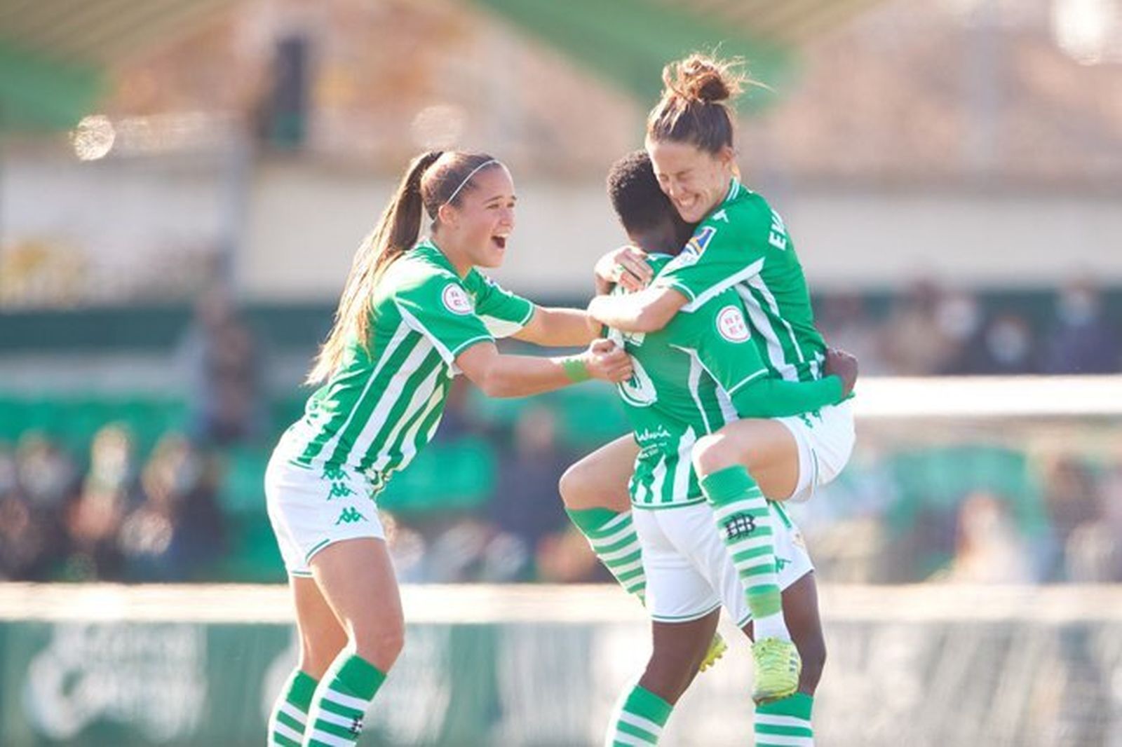 Las jugadoras del Betis celebran la victoria al finalizar el partido.