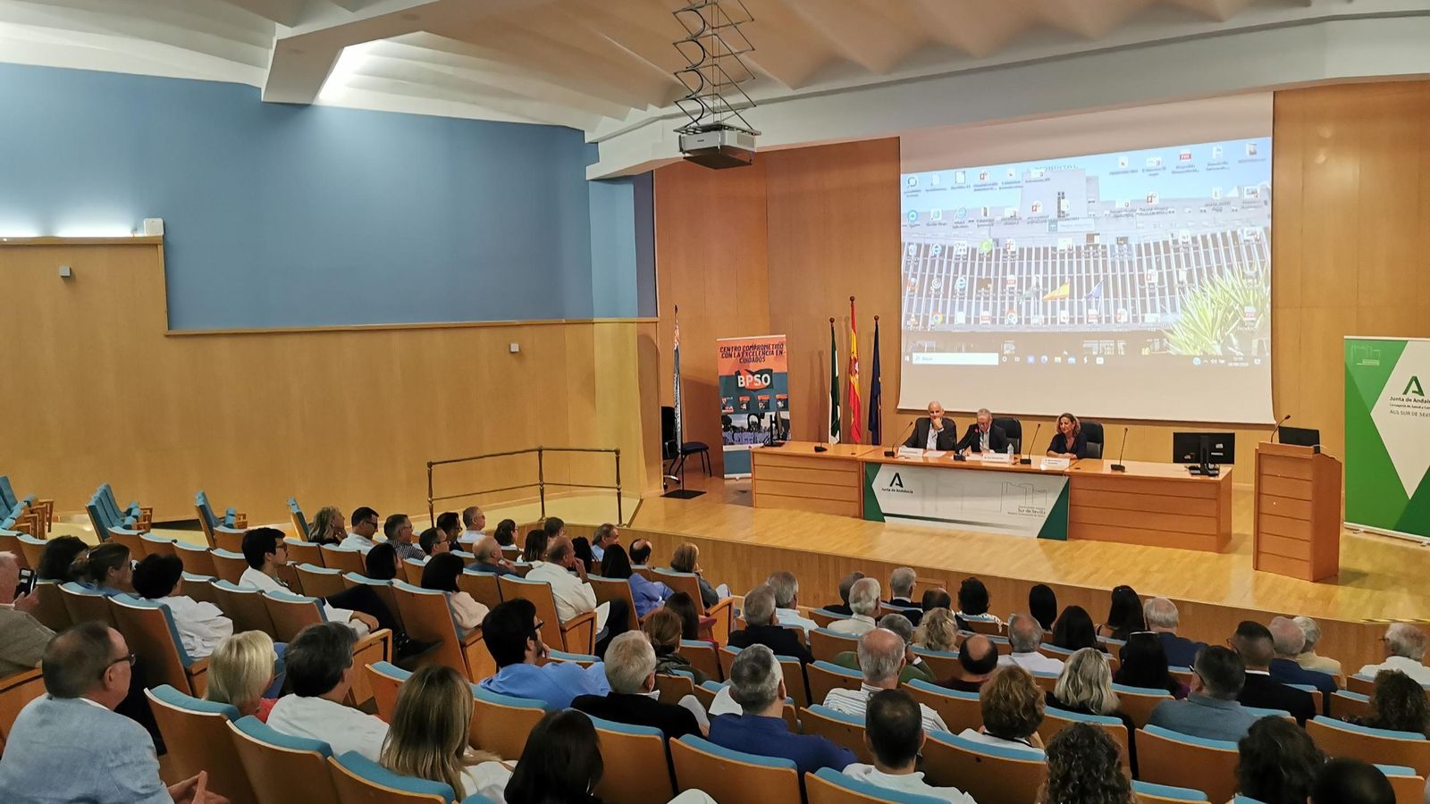 Vista panorámica del salón de actos durante el emotivo homenaje.
