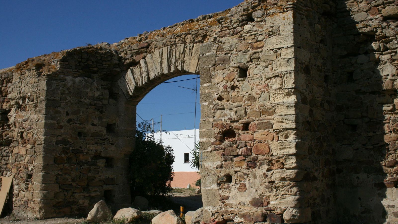 Murallas del Palacio de las Pilas.