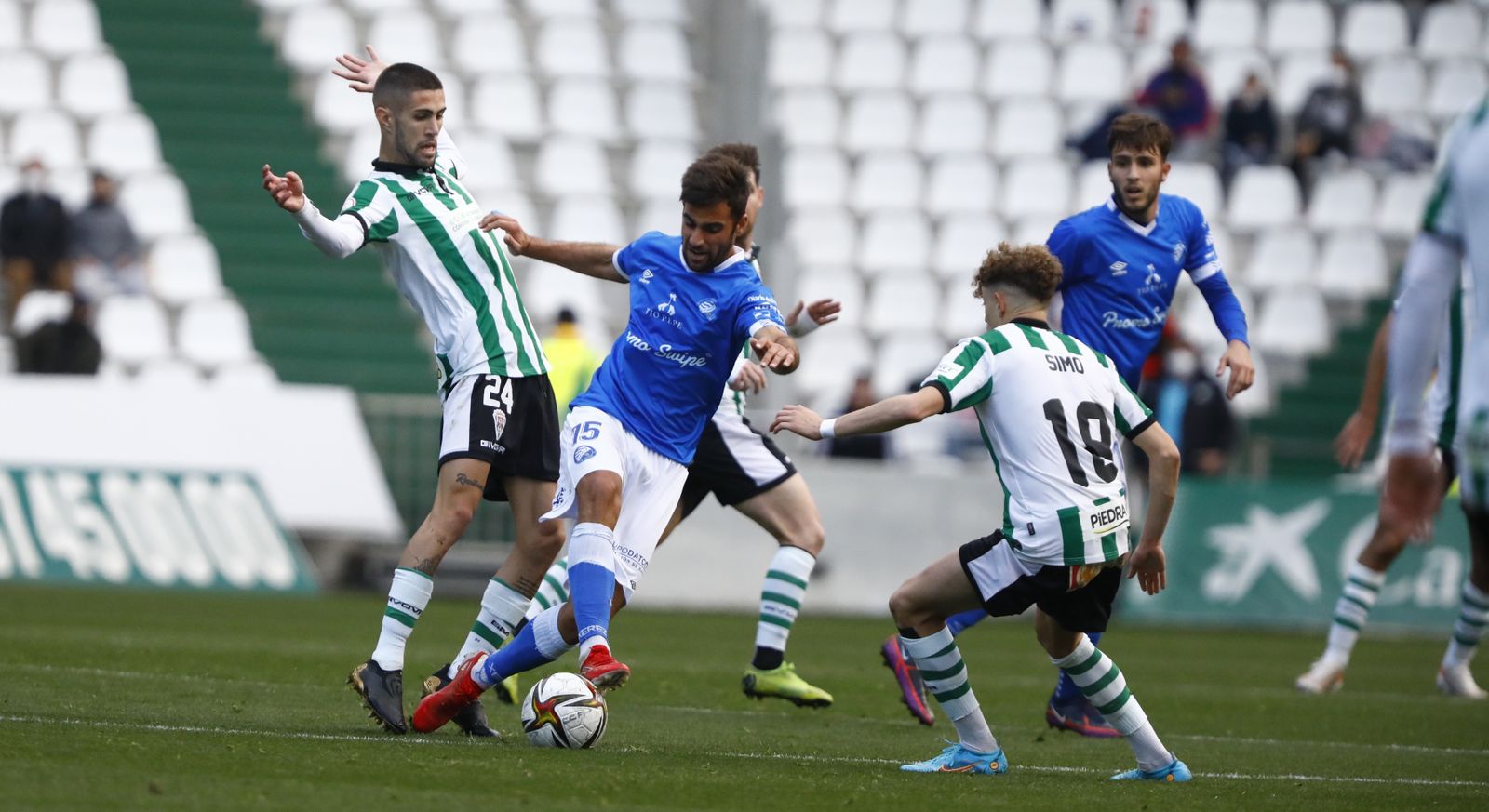 Antonio Jesús es presionado por Julio Iglesias y SImo en el encuentro ante el Córdoba CF.