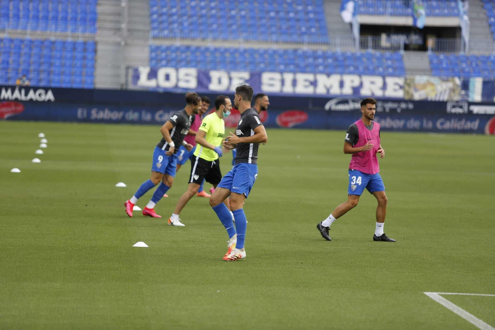 Galería del calentamiento del Málaga-Huesca.