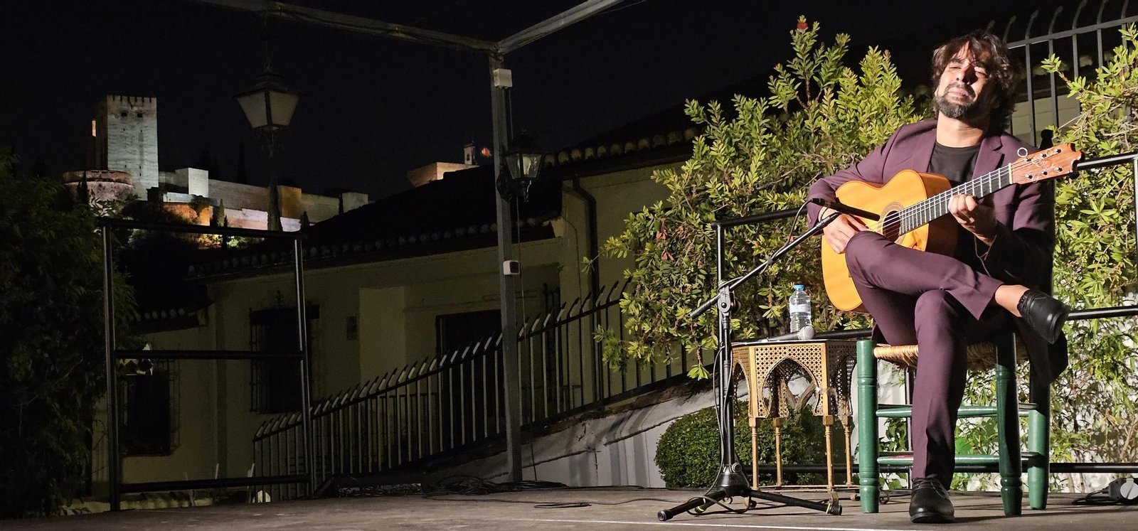 Daniel Casares interpretando en la Peña La Platería