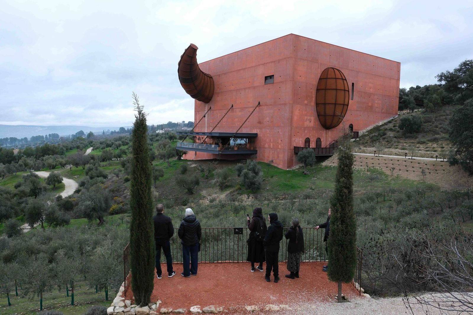 Visitantes en uno de los miradores exteriores.