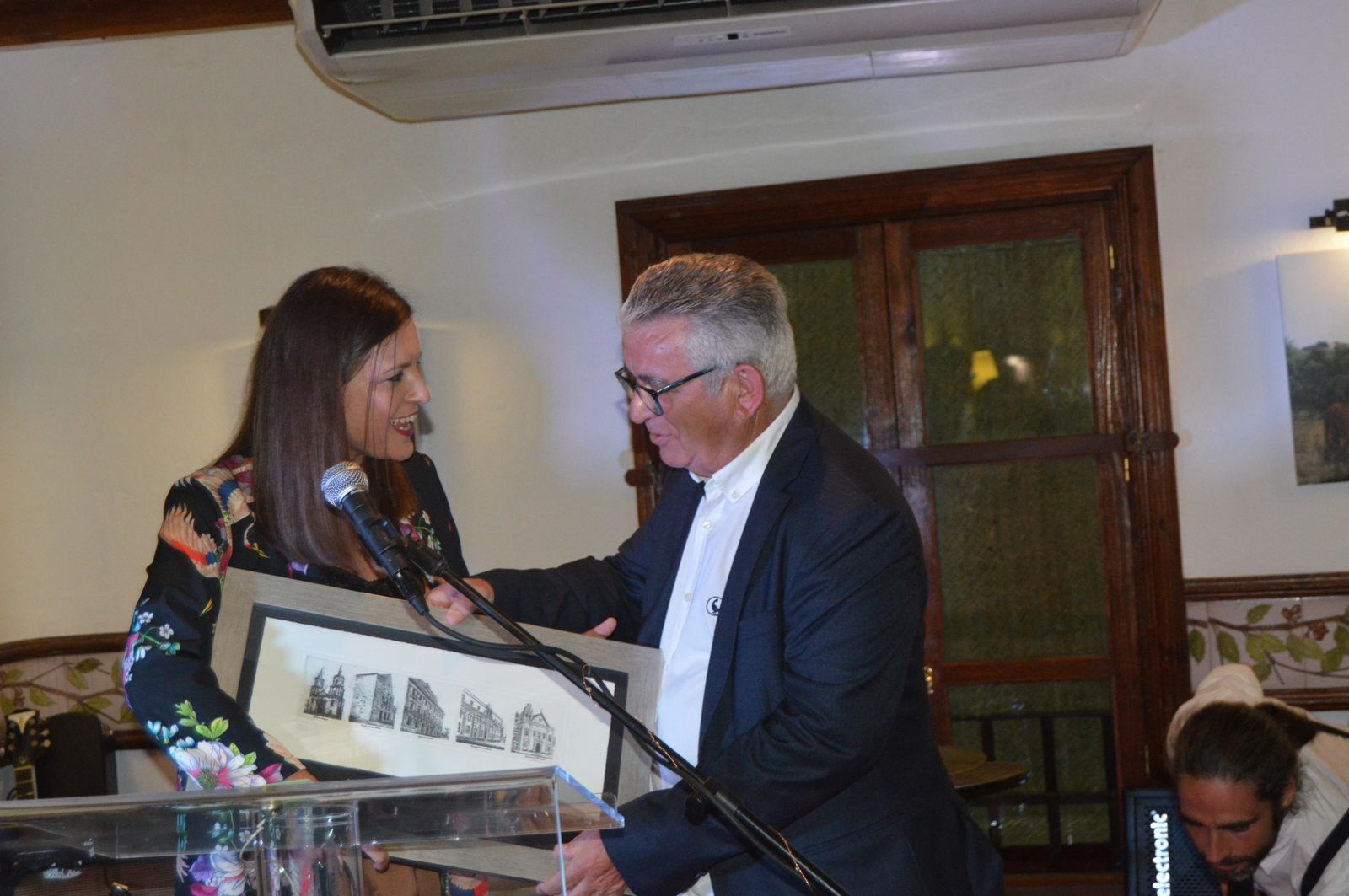 La alcaldesa de San Fernando, Patricia Cavada, hace entrega de un obsequio a Juan Bey.