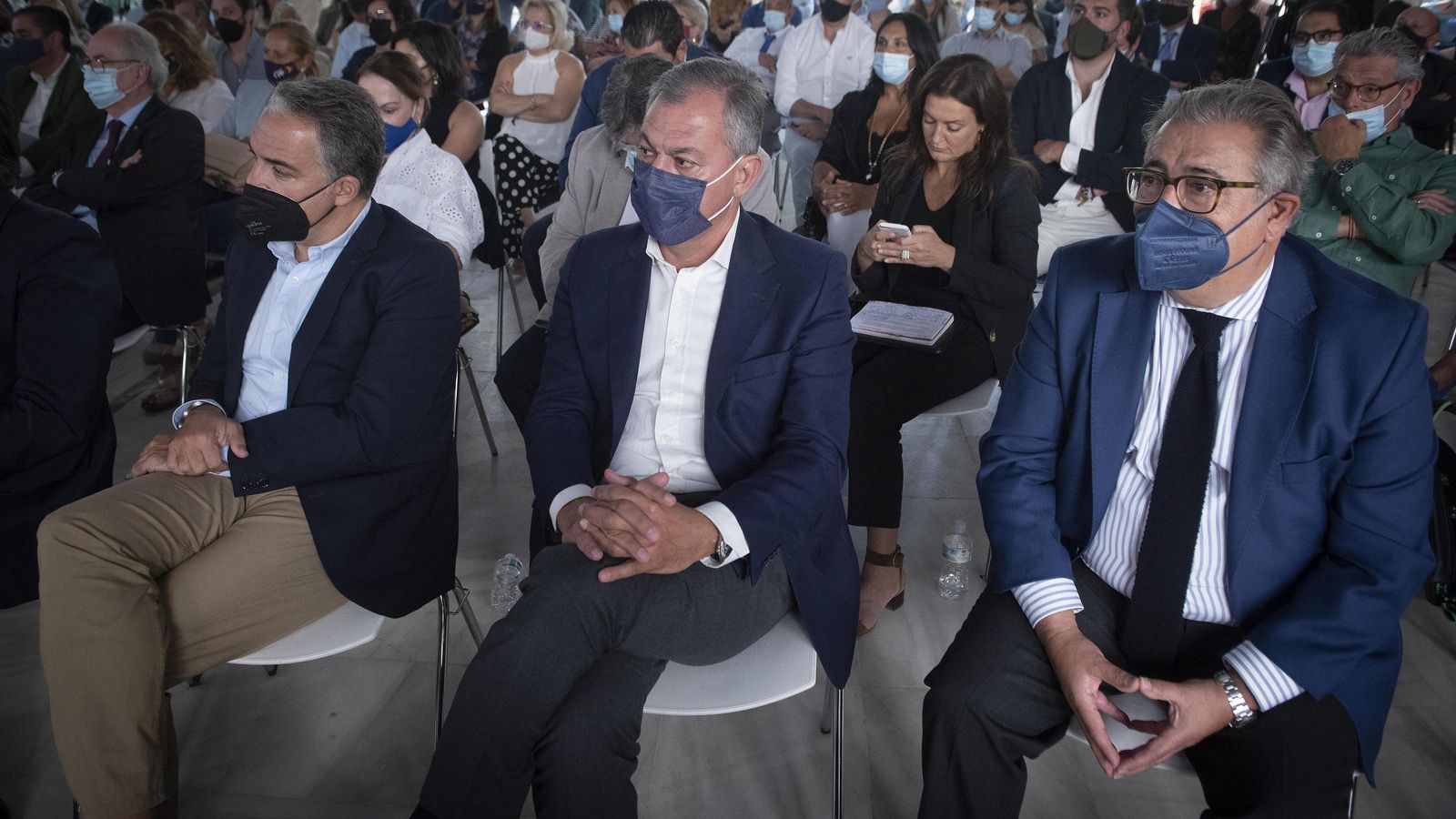 El todavía alcalde de Tomares, flanqueado por Bendodo y Zoido.