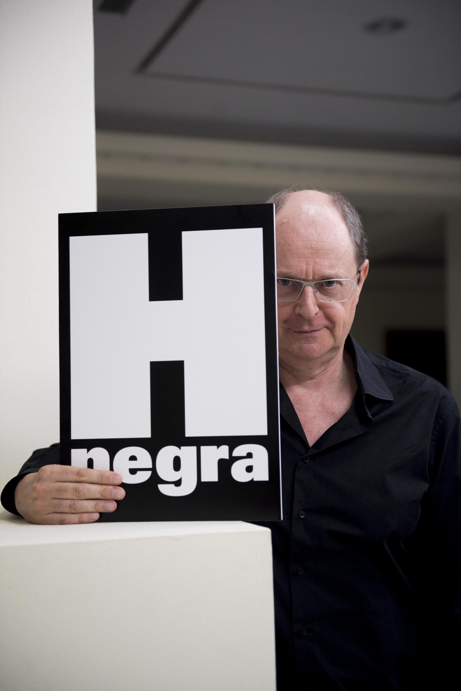 El escritor bilbaíno, con el logotipo del proyecto cultural que él mismo ha creado.