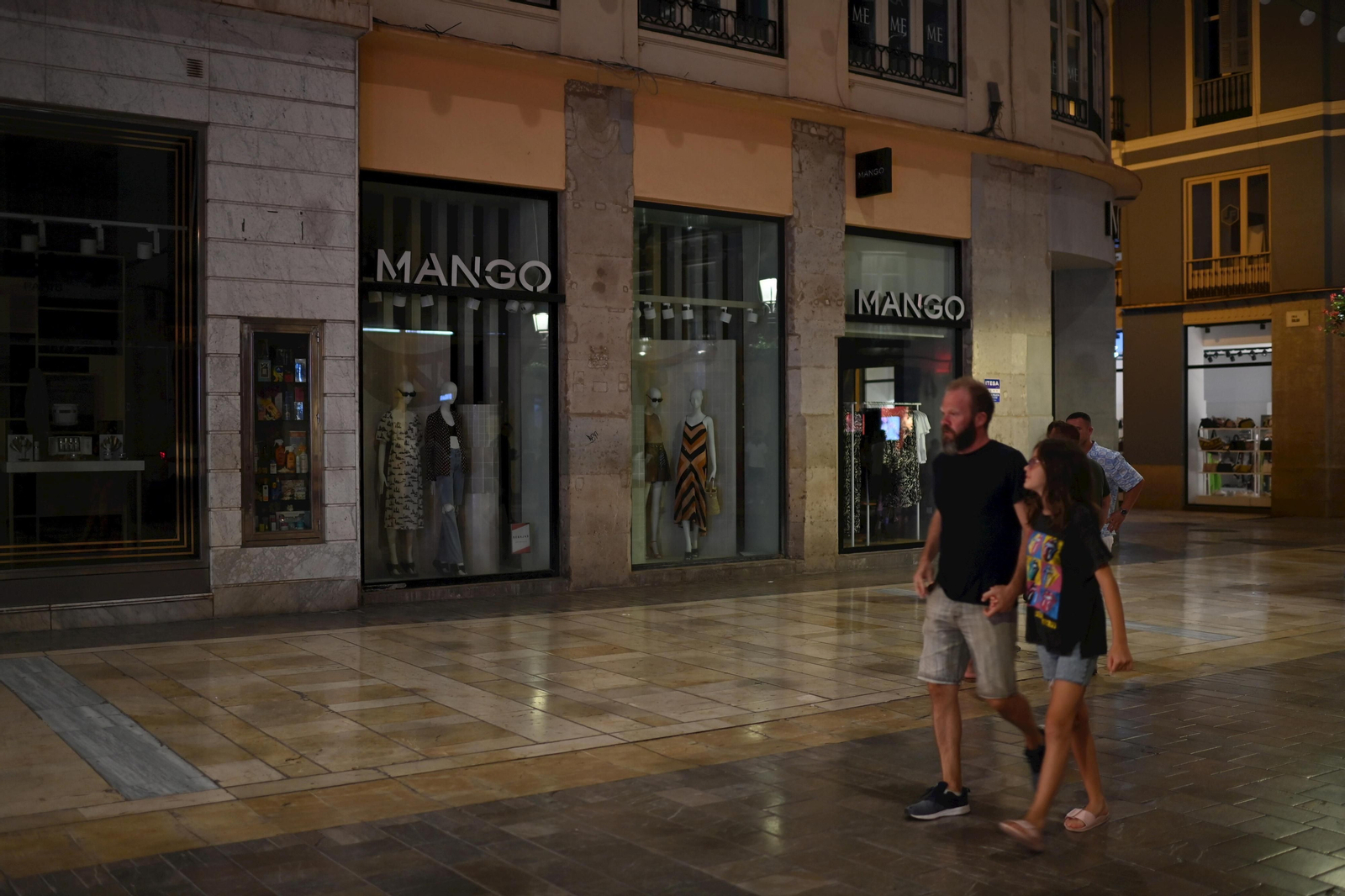 La Málaga apagada: Fotos de la penumbra por el Plan de Ahorro Energético