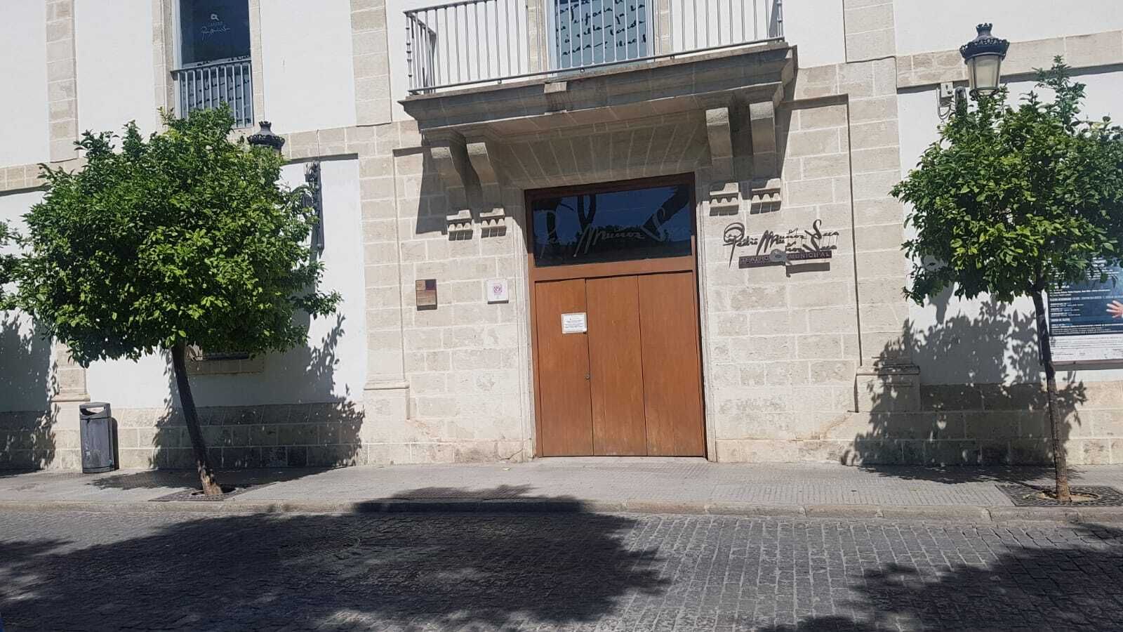 Entrada principal del teatro municipal Pedro Muñoz Seca, de El Puerto de Santa María.