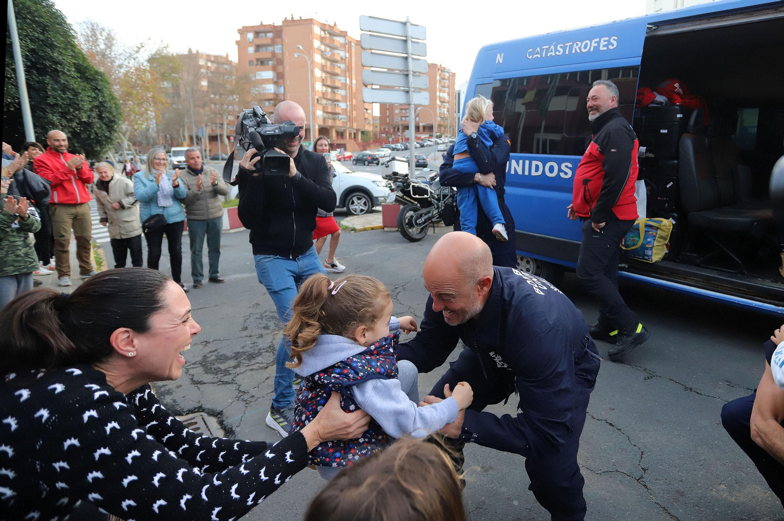Imágenes del emotivo regreso de los Bomberos de Huelva tras sus labores de rescate en Turquía