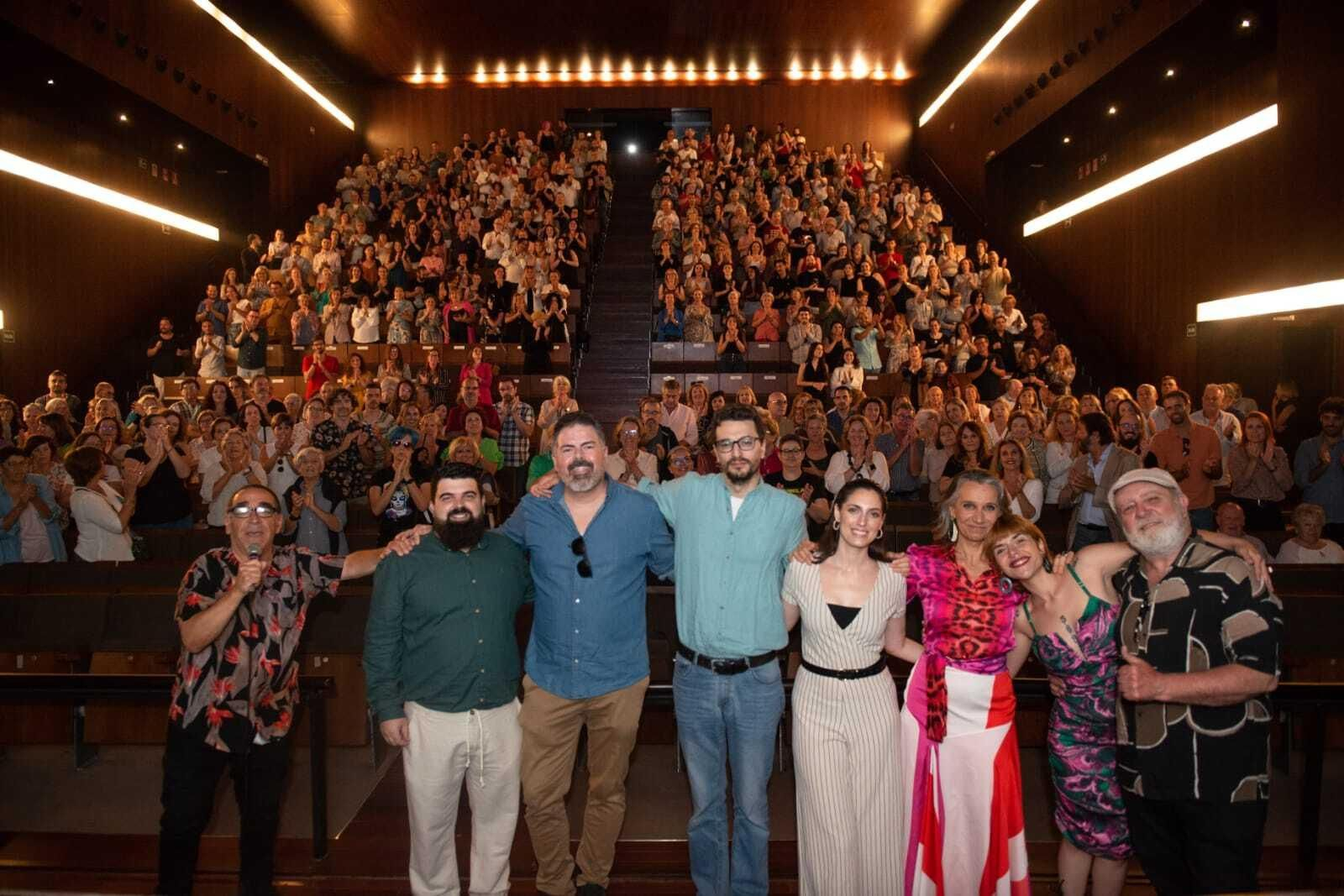 Parte del elenco y miembros del equipo de 'Sola', en el Teatro Muñoz Seca.