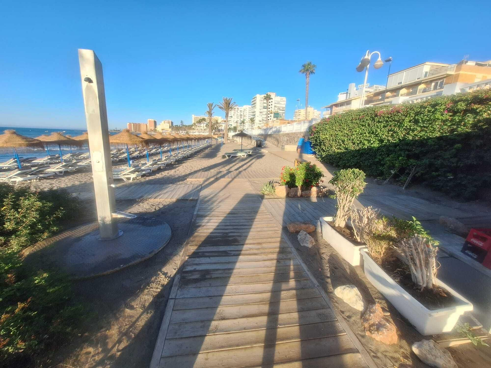 Una ducha instalada en el litoral de Benalmádena.