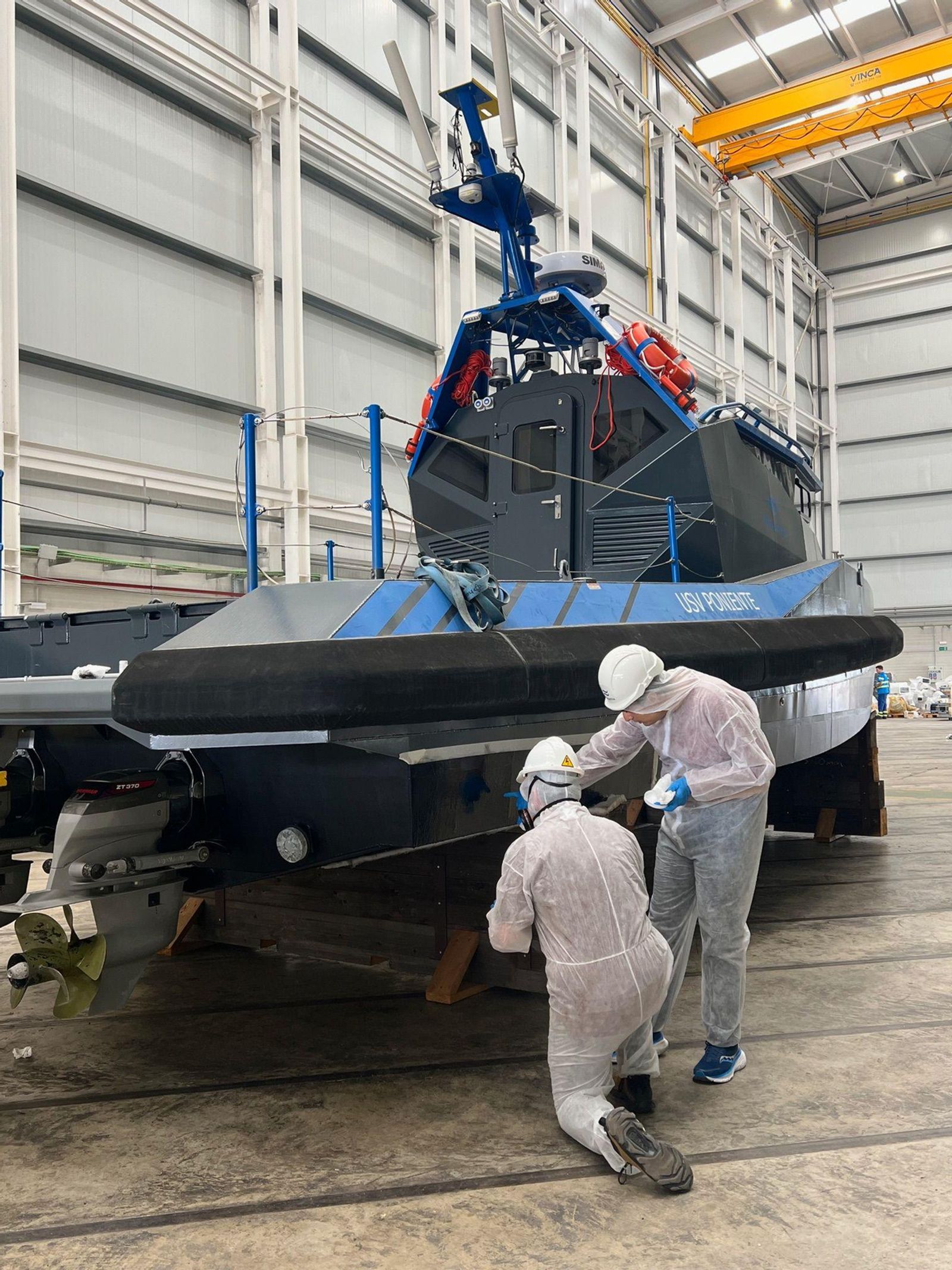 Pintado con material antifouling del USV Poniente de Navantia para realizar pruebas en la Bahía.