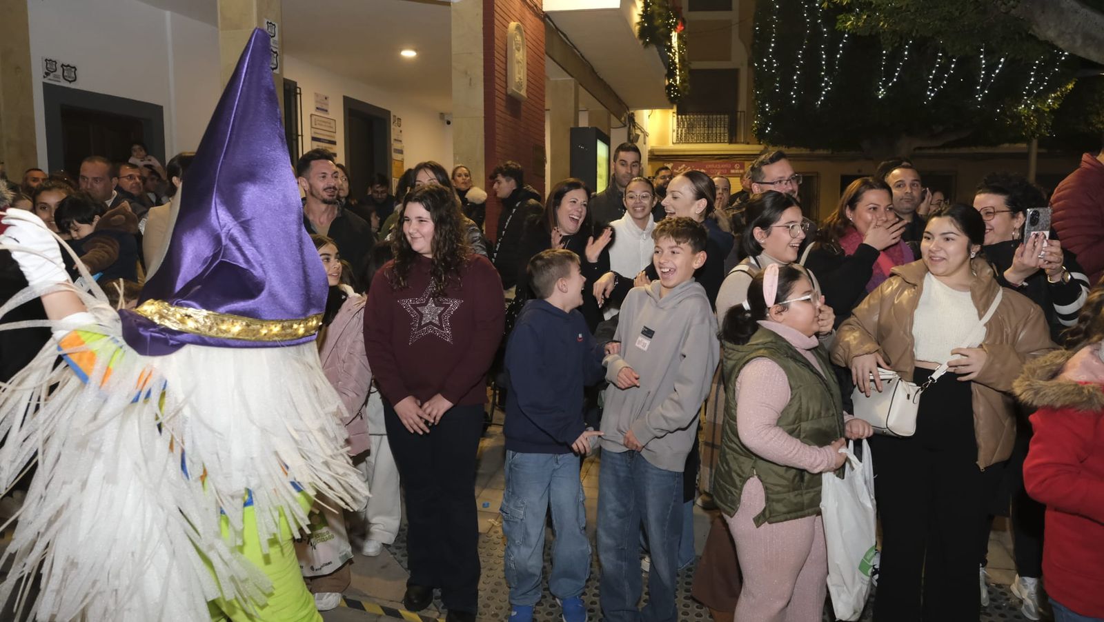Imágenes de la cabalgata de Huércal de Almería: miles de personas reciben a los Reyes Magos