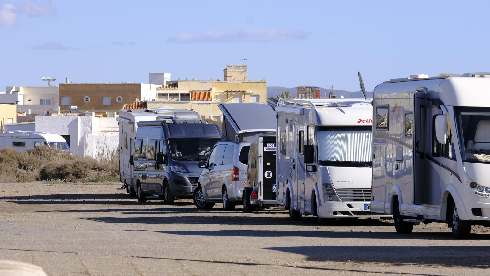 Imágenes de las caravanas estacionadas en el Parque Natural Cabo de Gata-Níjar
