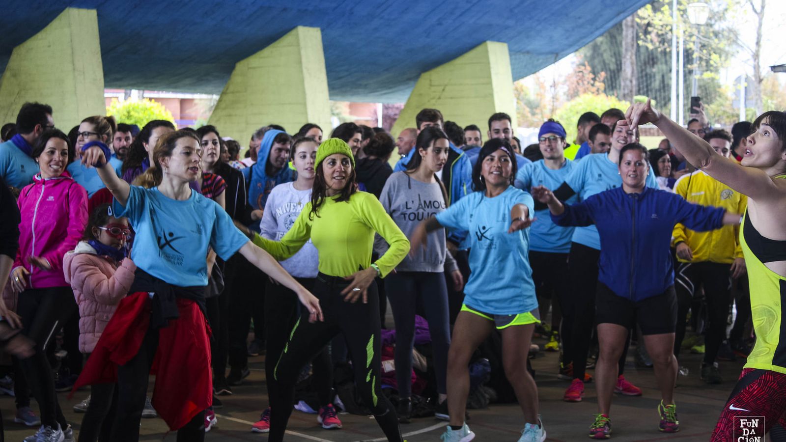 Unas corredoras bailan durante la prueba.
