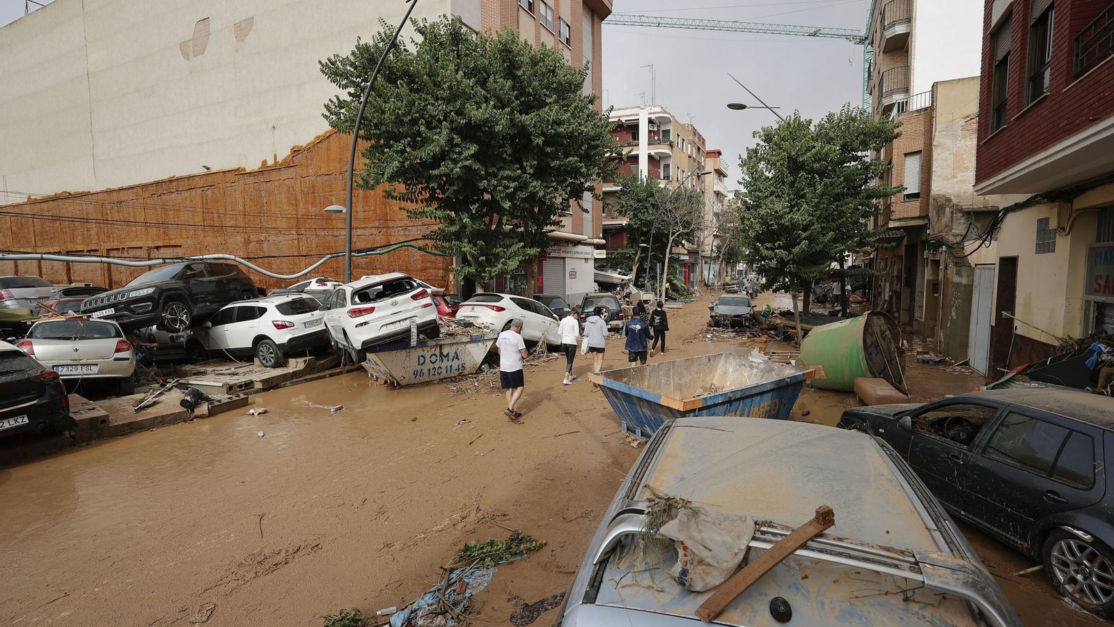 Así han quedado las calles de Valencia: desolación, barro y coches amontonados