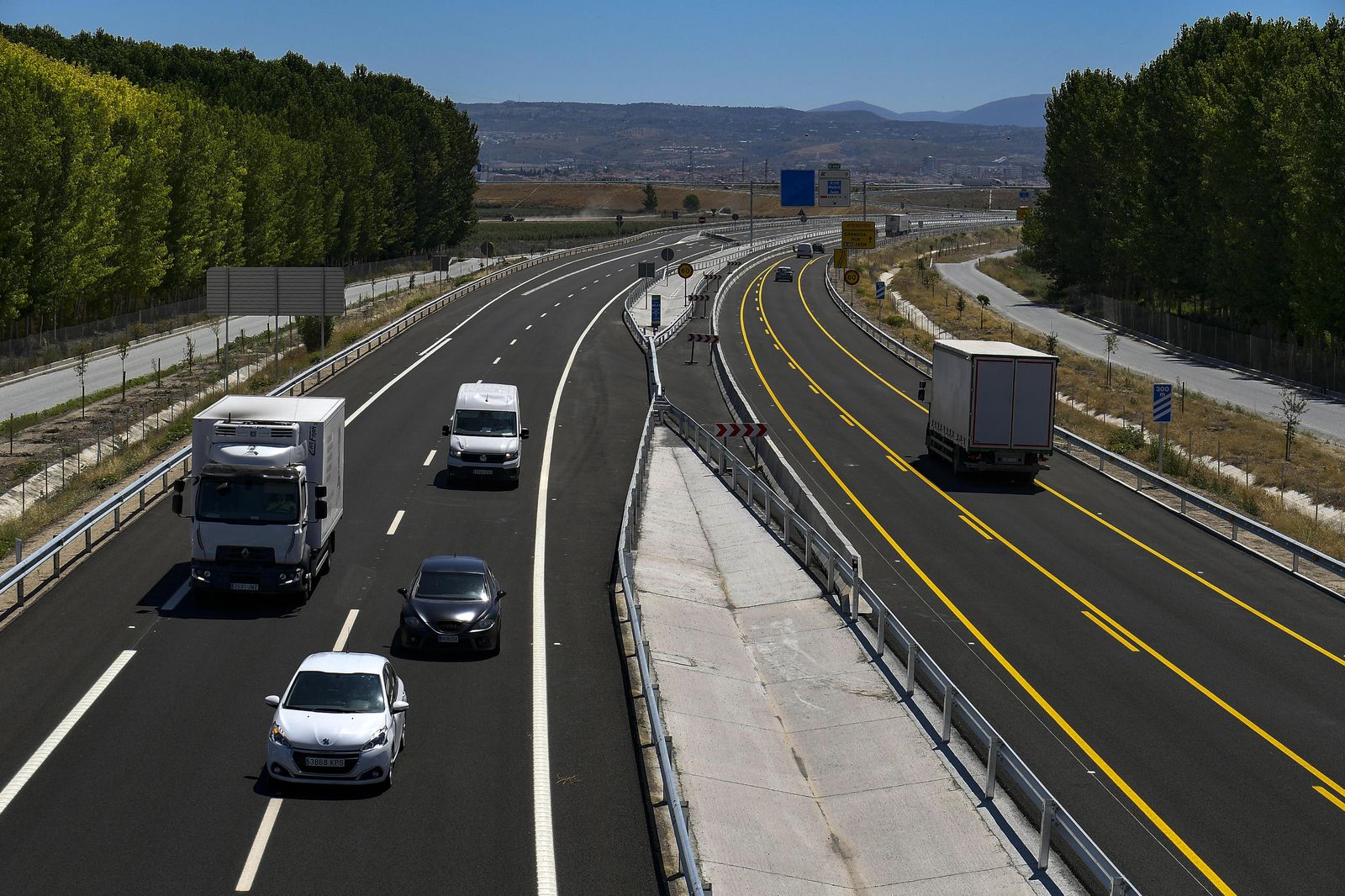 Fotos: ya circulan los primeros vehículos por la nueva autovía GR-43 de Granada