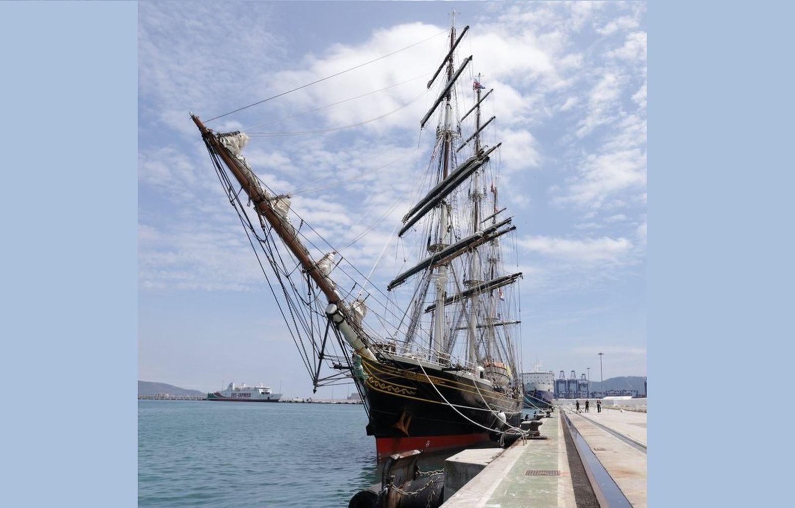 El velero de tres mástiles Stad Amsterdam en el muelle de Isla Verde.