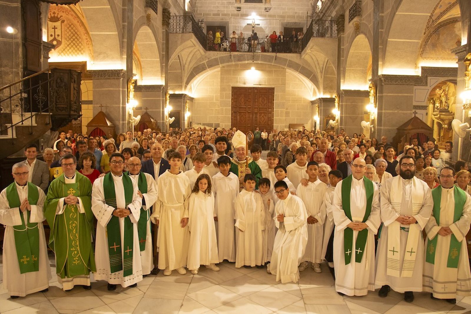 Foto de familia en la iglesia parroquial Nuestra Señora de la Asunción.