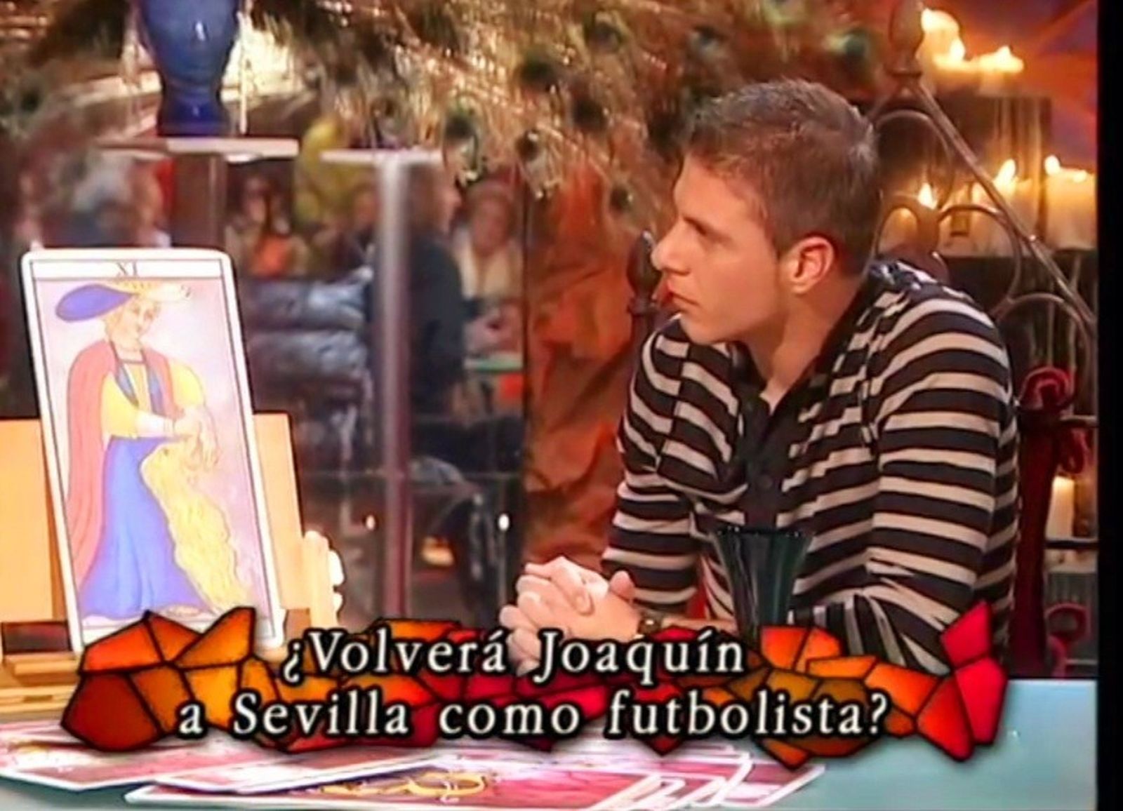 Joaquín Sánchez contempla la carta del tarot que le señalaba su destino