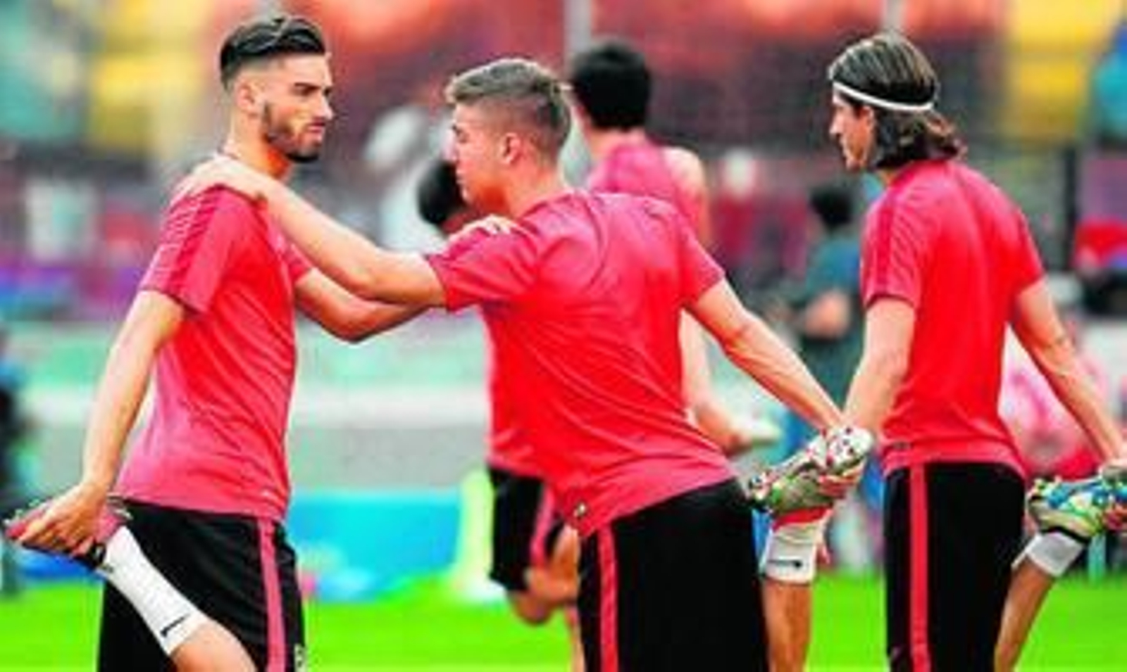 Vietto estira junto a Carrasco con Filipe Luis detrás.