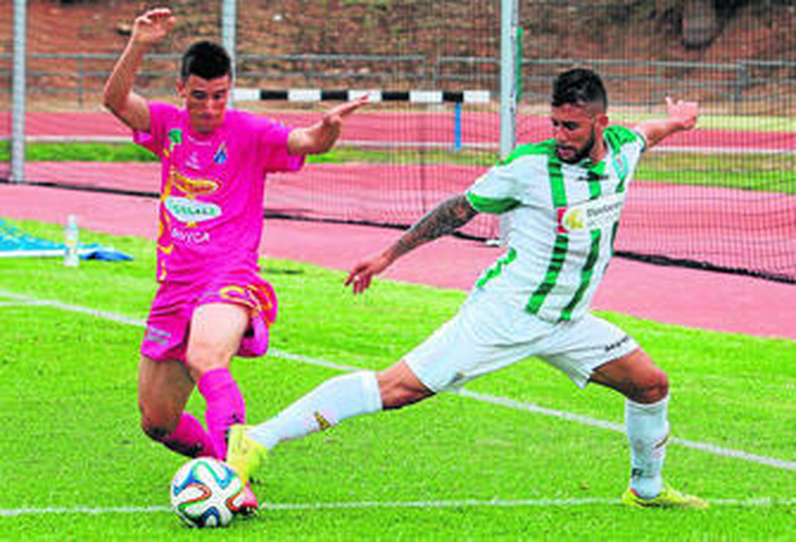 Cristian lucha un balón dividido en el encuentro del filial blanquiverde ante La Hoya-Lorca.