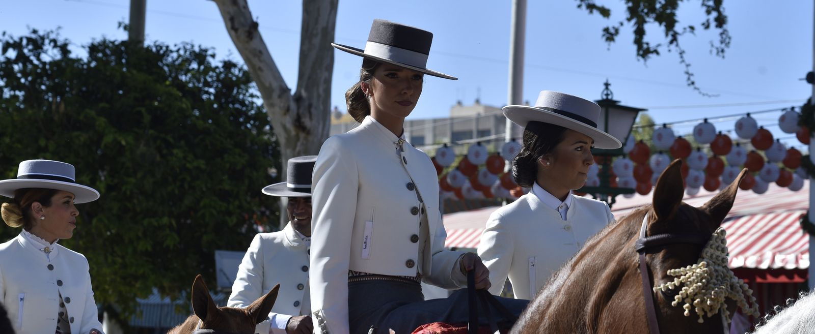 Clasicismo de amazonas en el real de la Feria en un miércoles festivo y con altas temperaturas.