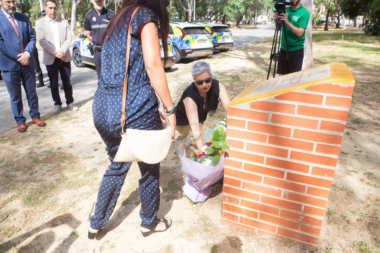 La Línea rinde homenaje al policía local Víctor Sánchez en el octavo aniversario de su muerte, en imágenes