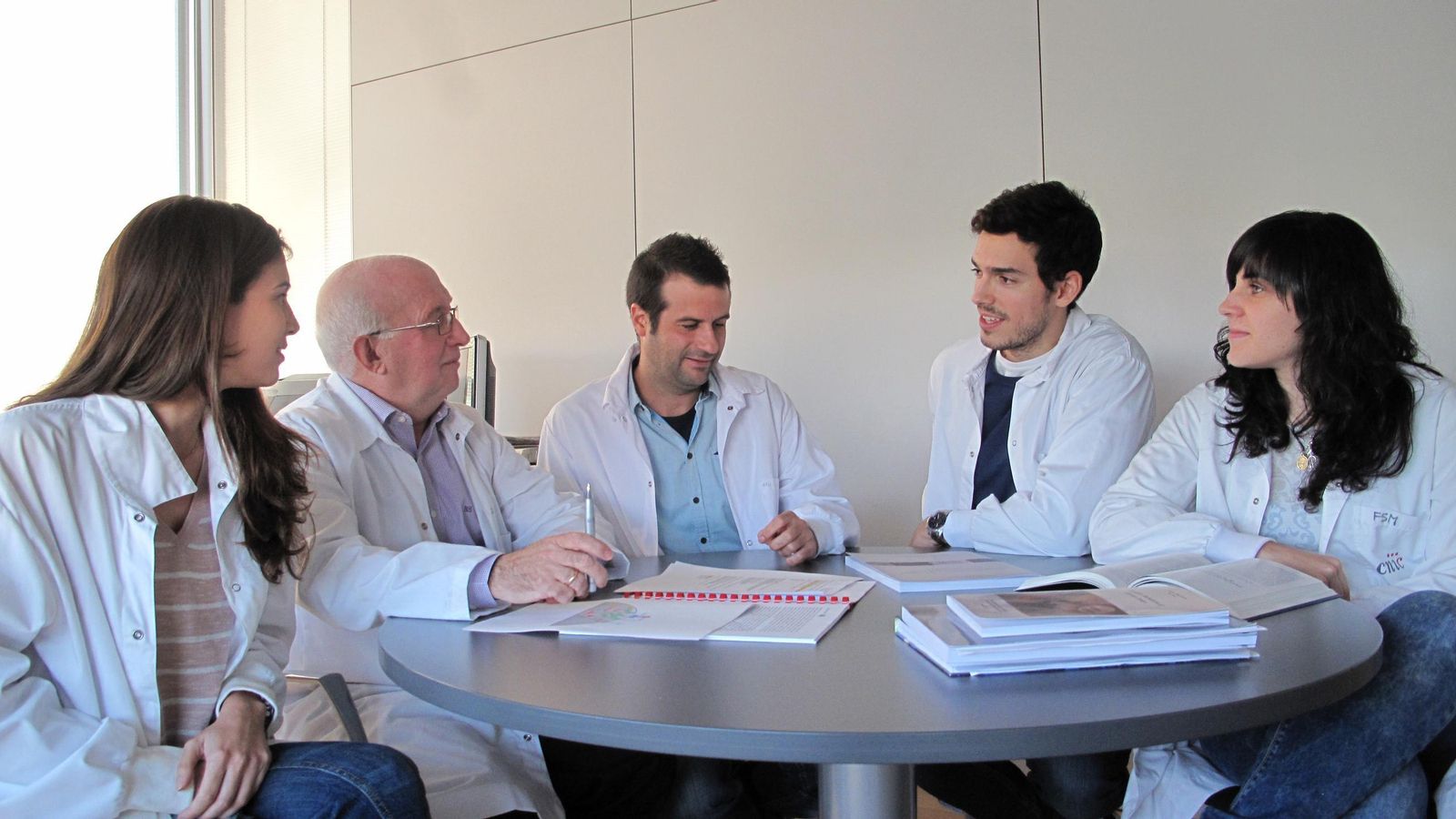 Francisco Sánchez Madrid con componentes de su grupo de investigación