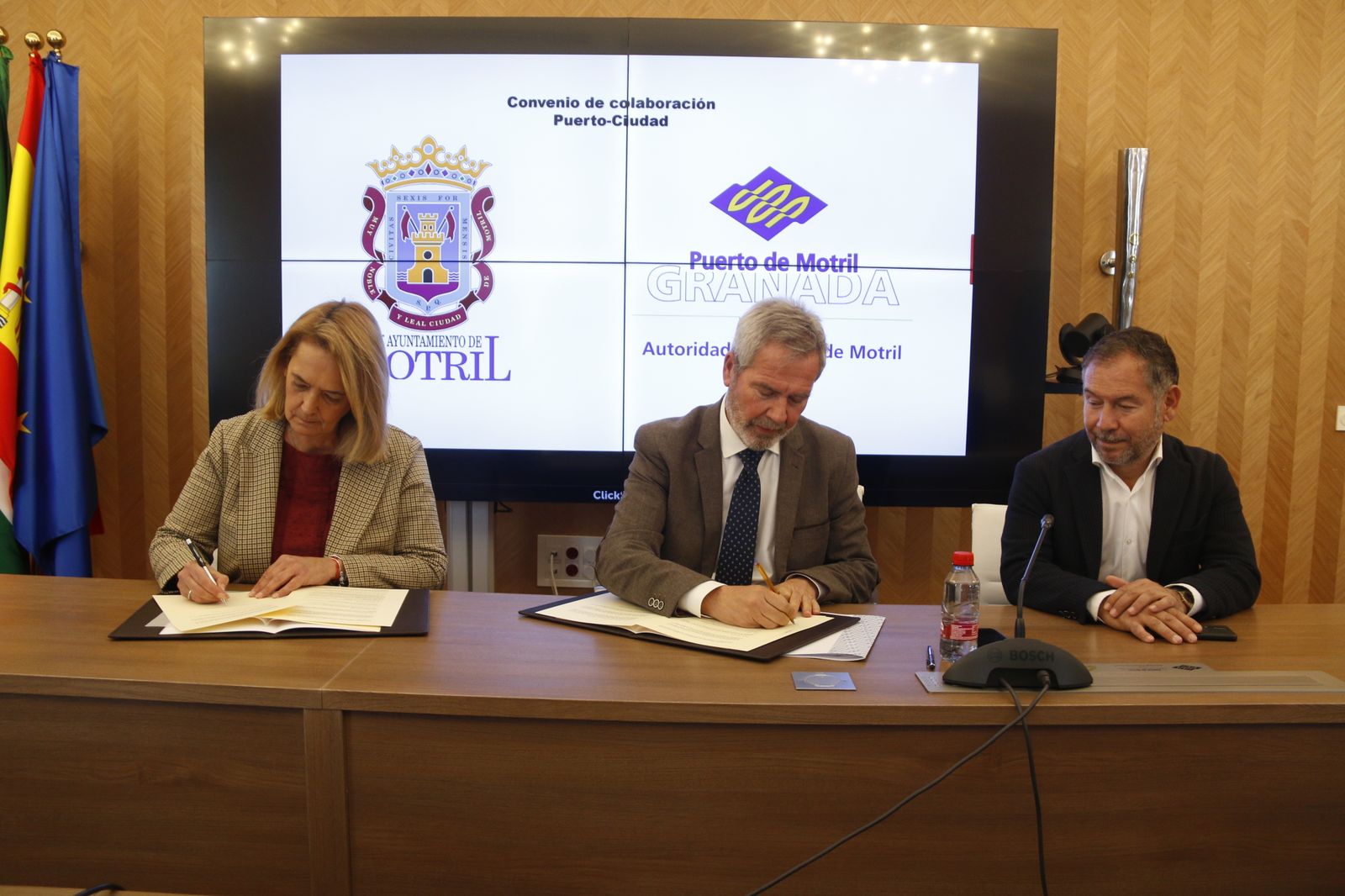 Un nuevo paseo marítimo,  zonas de tránsito o un parque infantil, entre las cesiones de la dársena motrileña a la ciudad