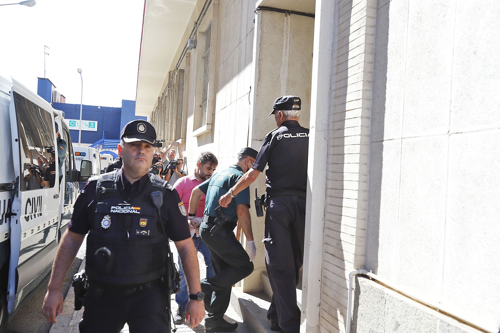 Llegada a los juzgados del detenido por el atropello mortal en Gibraleón