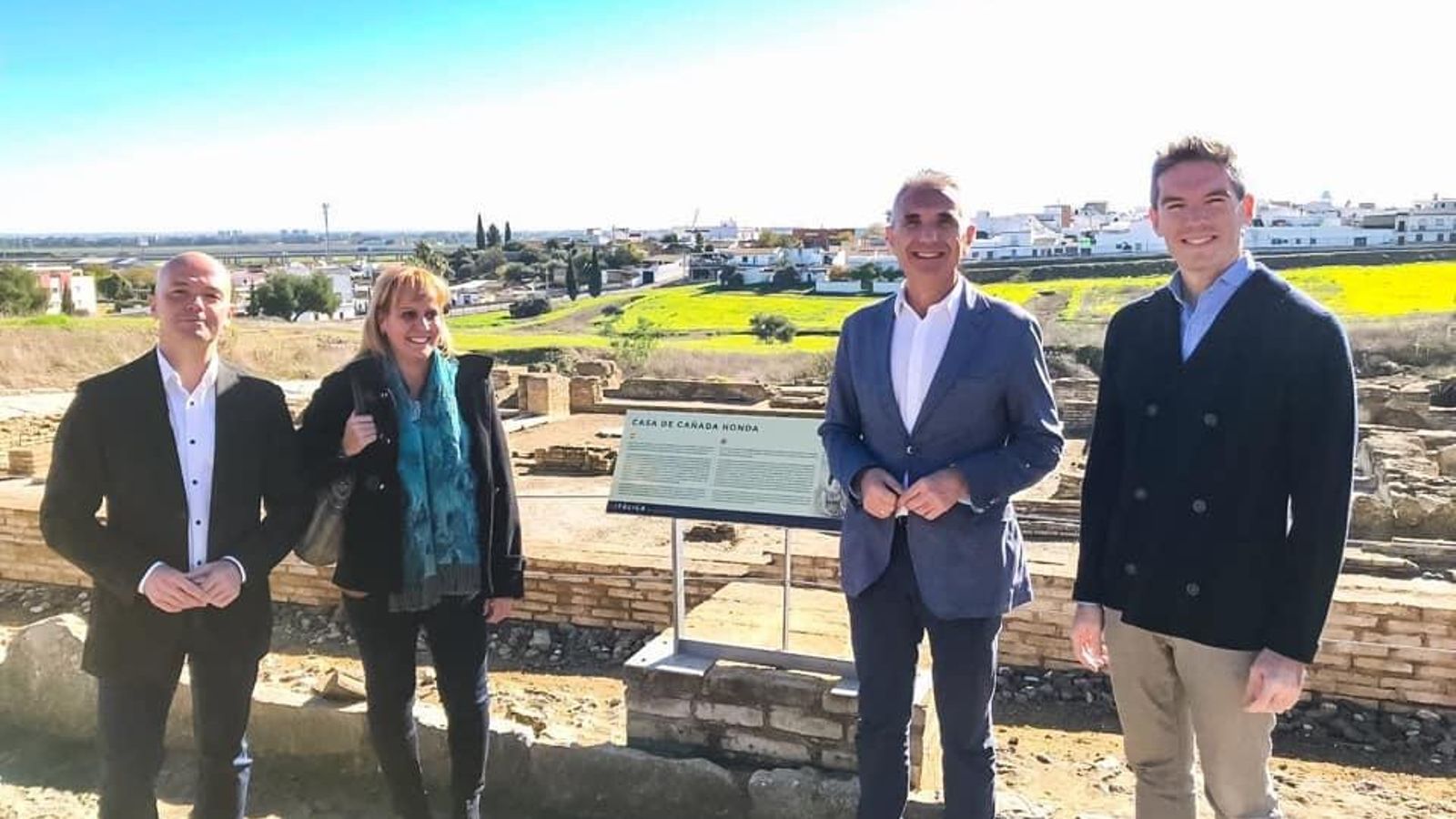 La alcaldesa de Santiponce y el consejero de Cultura, flanqueados por el delegado territorial y el director del conjunto arqueológico.